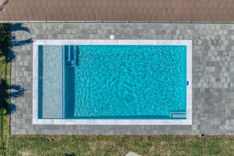 Casa en venta en Cape Coral, Florida, 4 dormitorios, 207.73 m2 № 1993966 - foto 13