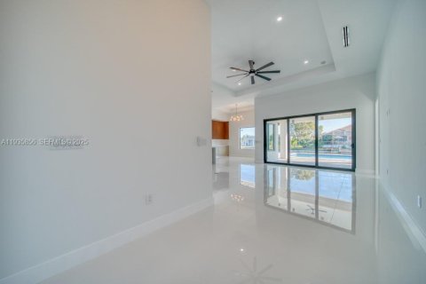 Casa en venta en Cape Coral, Florida, 4 dormitorios, 207.73 m2 № 1993966 - foto 17