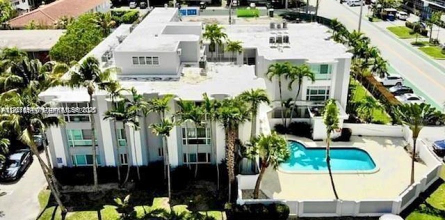 Condo in Bay Harbor Islands, Florida, 1 bedroom № 2076162