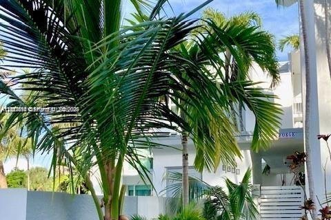 Condo in Bay Harbor Islands, Florida, 1 bedroom № 2076162 - photo 13