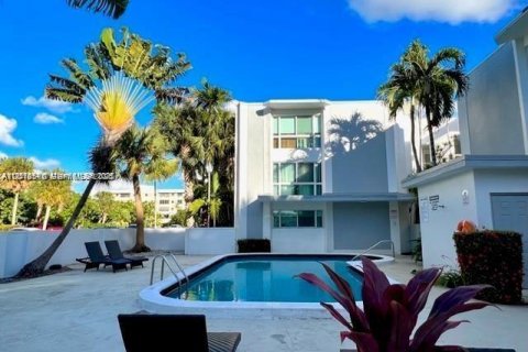 Condo in Bay Harbor Islands, Florida, 1 bedroom № 2076162 - photo 12