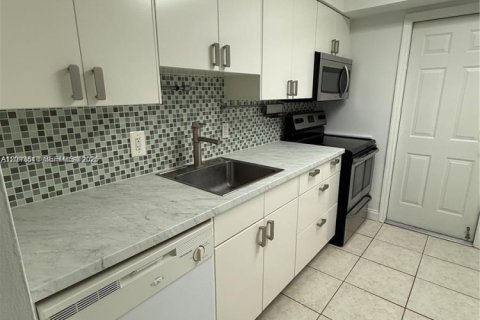 Condo in Bay Harbor Islands, Florida, 1 bedroom № 2076162 - photo 2