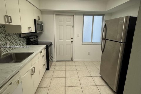 Condo in Bay Harbor Islands, Florida, 1 bedroom № 2076162 - photo 3