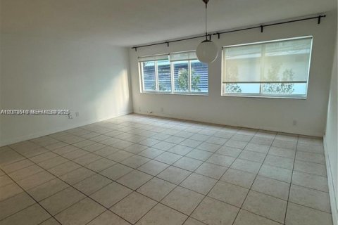 Condo in Bay Harbor Islands, Florida, 1 bedroom № 2076162 - photo 4