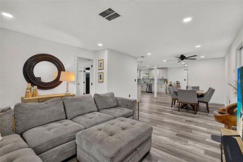 House in Tarpon Springs, Florida 3 bedrooms, 135.64 sq.m. № 2266370 - photo 7
