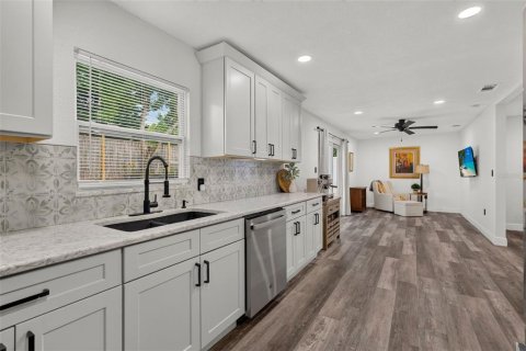 House in Tarpon Springs, Florida 3 bedrooms, 135.64 sq.m. № 2266370 - photo 24
