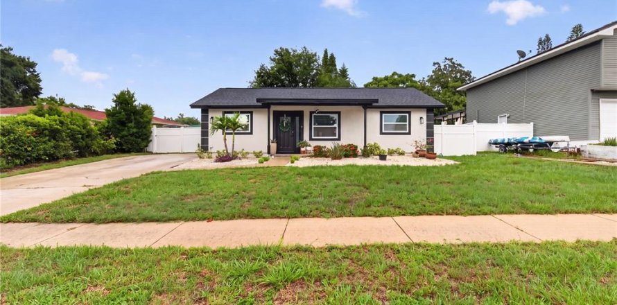 House in Tarpon Springs, Florida 3 bedrooms, 135.64 sq.m. № 2266370
