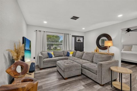House in Tarpon Springs, Florida 3 bedrooms, 135.64 sq.m. № 2266370 - photo 9