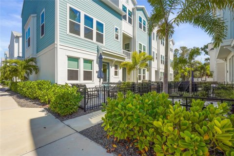 House in Sarasota, Florida 3 bedrooms, 192.31 sq.m. № 2152292