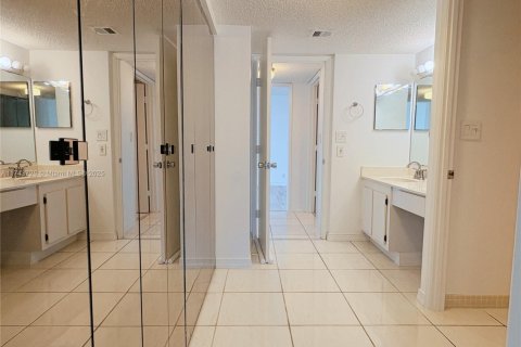 Copropriété à louer à Aventura, Floride: 2 chambres, 107.58 m2 № 1727910 - photo 10
