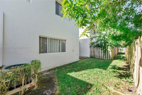 House in Tamarac, Florida 2 bedrooms, 128.3 sq.m. № 1970560 - photo 16