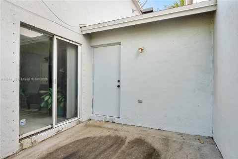 House in Tamarac, Florida 2 bedrooms, 128.3 sq.m. № 1970560 - photo 15