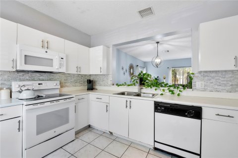 House in Tamarac, Florida 2 bedrooms, 128.3 sq.m. № 1970560 - photo 6