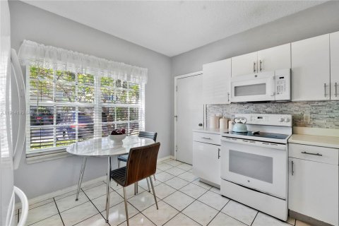 House in Tamarac, Florida 2 bedrooms, 128.3 sq.m. № 1970560 - photo 7