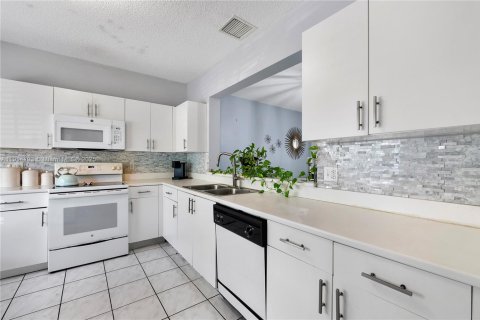 House in Tamarac, Florida 2 bedrooms, 128.3 sq.m. № 1970560 - photo 5