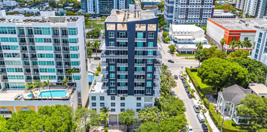 Condominio en Miami, Florida, 2 dormitorios № 1872370