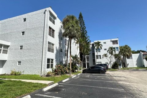 Condo in Davie, Florida, 2 bedrooms № 2249307 - photo 3