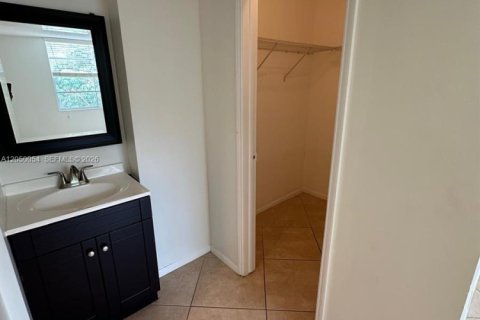 Condo in Davie, Florida, 2 bedrooms № 2249307 - photo 15