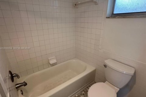 Condo in Davie, Florida, 2 bedrooms № 2249307 - photo 17