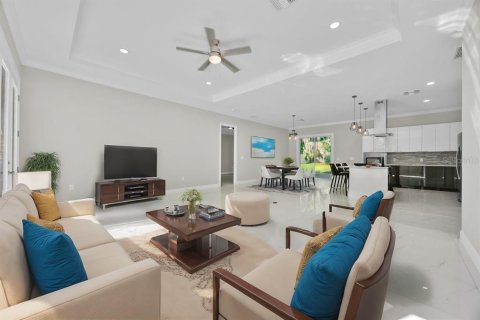 House in Leesburg, Florida 5 bedrooms, 228.63 sq.m. № 1373554 - photo 9