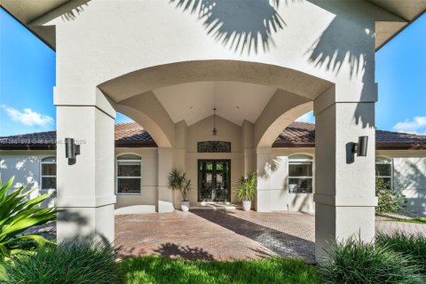 Villa ou maison à vendre à Pinecrest, Floride: 5 chambres, 455.78 m2 № 1925497 - photo 1