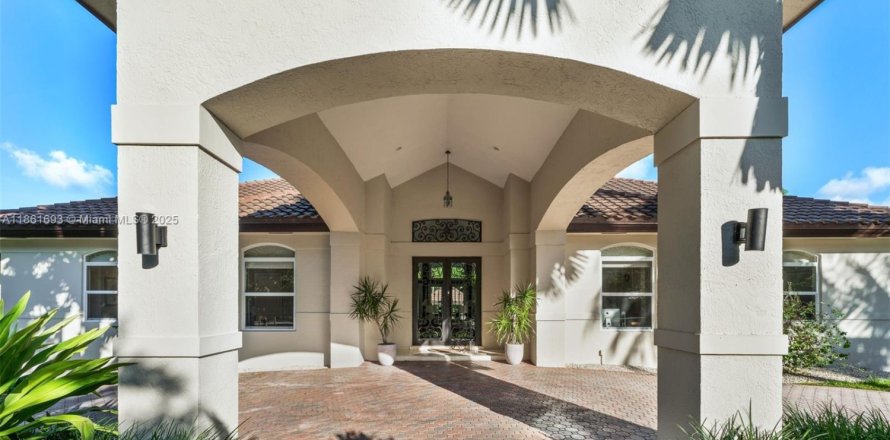 Villa ou maison à Pinecrest, Floride 5 chambres, 455.78 m2 № 1925497