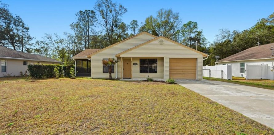 House in Dunnellon, Florida 3 bedrooms, 116.31 sq.m. № 2239046