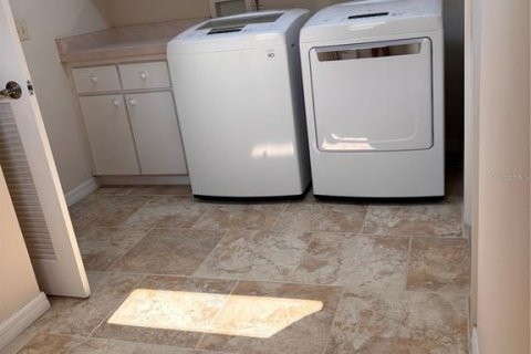 House in The Villages, Florida 3 bedrooms, 189.89 sq.m. № 1421385 - photo 25