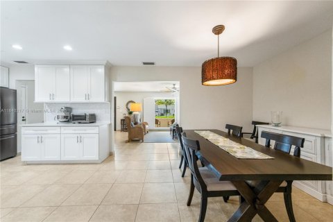 House in Miami, Florida 3 bedrooms, 165.92 sq.m. № 1836637 - photo 13