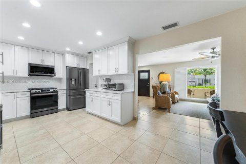 House in Miami, Florida 3 bedrooms, 165.92 sq.m. № 1836637 - photo 12