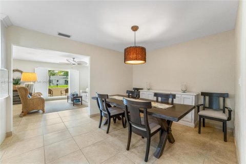 House in Miami, Florida 3 bedrooms, 165.92 sq.m. № 1836637 - photo 14