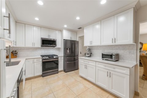 House in Miami, Florida 3 bedrooms, 165.92 sq.m. № 1836637 - photo 10
