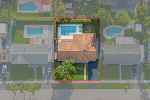 House in Miami, Florida 3 bedrooms, 165.92 sq.m. № 1836637 - photo 3