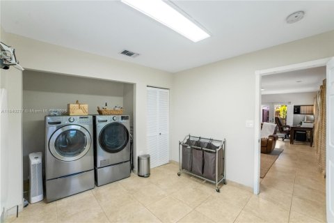 House in Miami, Florida 3 bedrooms, 165.92 sq.m. № 1836637 - photo 27