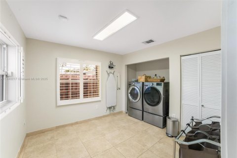 House in Miami, Florida 3 bedrooms, 165.92 sq.m. № 1836637 - photo 26