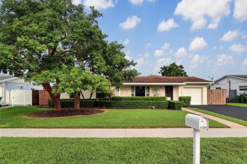 House in Miami, Florida 3 bedrooms, 165.92 sq.m. № 1836637 - photo 1