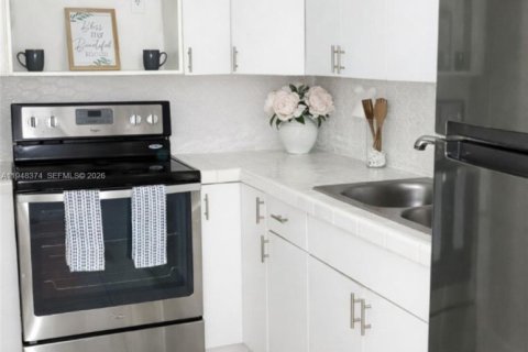 Condo in Miami, Florida, 2 bedrooms  № 2005058