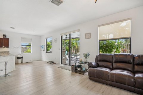 House in Homestead, Florida 4 bedrooms, 244.33 sq.m. № 2244483 - photo 11