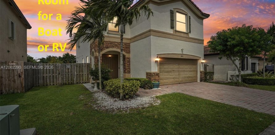 House in Homestead, Florida 4 bedrooms, 244.33 sq.m. № 2244483