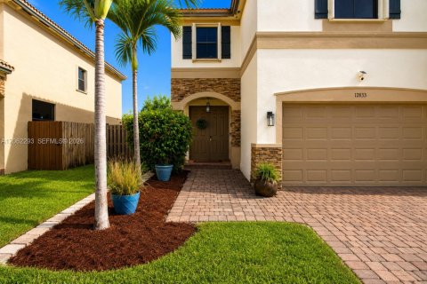 House in Homestead, Florida 4 bedrooms, 244.33 sq.m. № 2244483 - photo 5