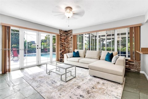 House in El Portal, Florida 5 bedrooms, 186.55 sq.m. № 1897263 - photo 6