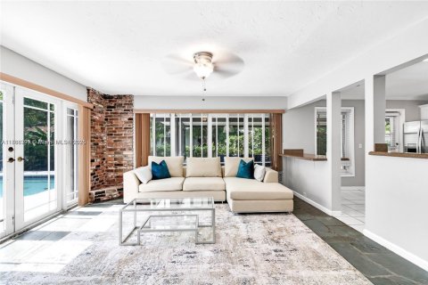 House in El Portal, Florida 5 bedrooms, 186.55 sq.m. № 1897263 - photo 7