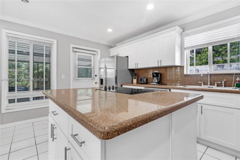House in El Portal, Florida 5 bedrooms, 186.55 sq.m. № 1897263 - photo 9