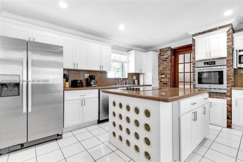 House in El Portal, Florida 5 bedrooms, 186.55 sq.m. № 1897263 - photo 8