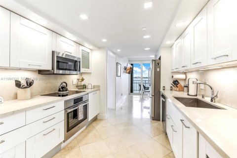 Купить кондоминиум в Майами, Флорида 3 спальни, 255.39м2, № 2058305 - фото 13