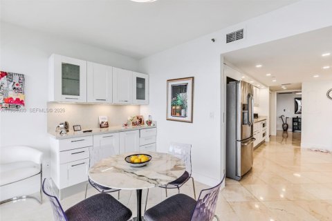 Купить кондоминиум в Майами, Флорида 3 спальни, 255.39м2, № 2058305 - фото 15