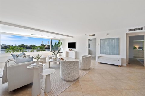 Condo in Fort Lauderdale, Florida, 2 bedrooms № 2081745 - photo 2