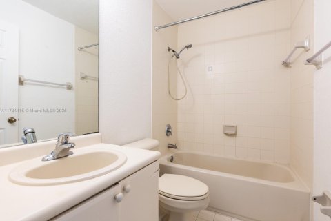 Купить таунхаус в Хомстед, Флорида 3 спальни, 120.96м2, № 1938077 - фото 13