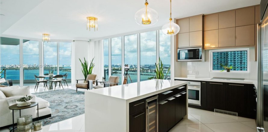 Кондоминиум с 3 спальнями в Майами, Флорида № 2056799