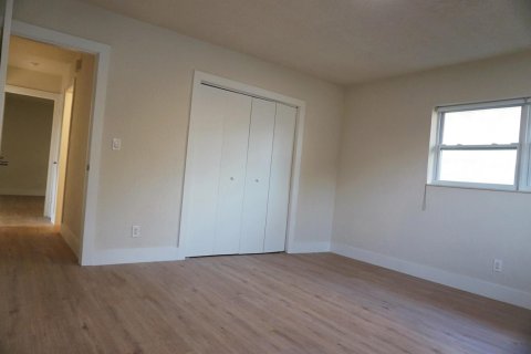 House in Oakland Park, Florida 4 bedrooms, 189.15 sq.m. № 2083217 - photo 15